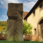 Sandsteinskulptur von Franz Bucher am Kunstweg oberer Neckar in Sulz am Neckar-Glatt